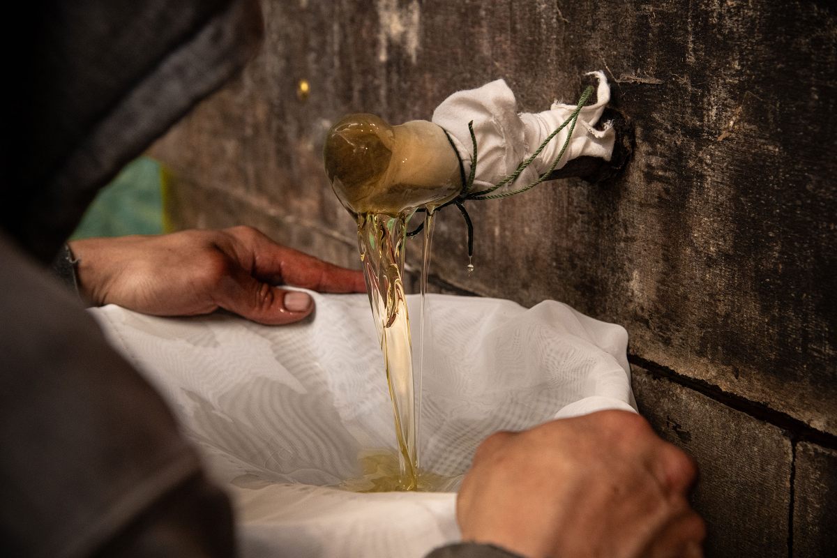 Traditionally, eulachon grease was paired with seaweed, roe, and berries; it has also been used to preserve fruits, as medicine and ointment, and to lubricate tools.